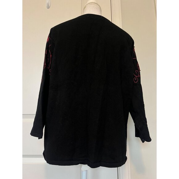 Choices Woman Black & Red Scroll Embroidered Top Size 1X - Picture 2 of 7